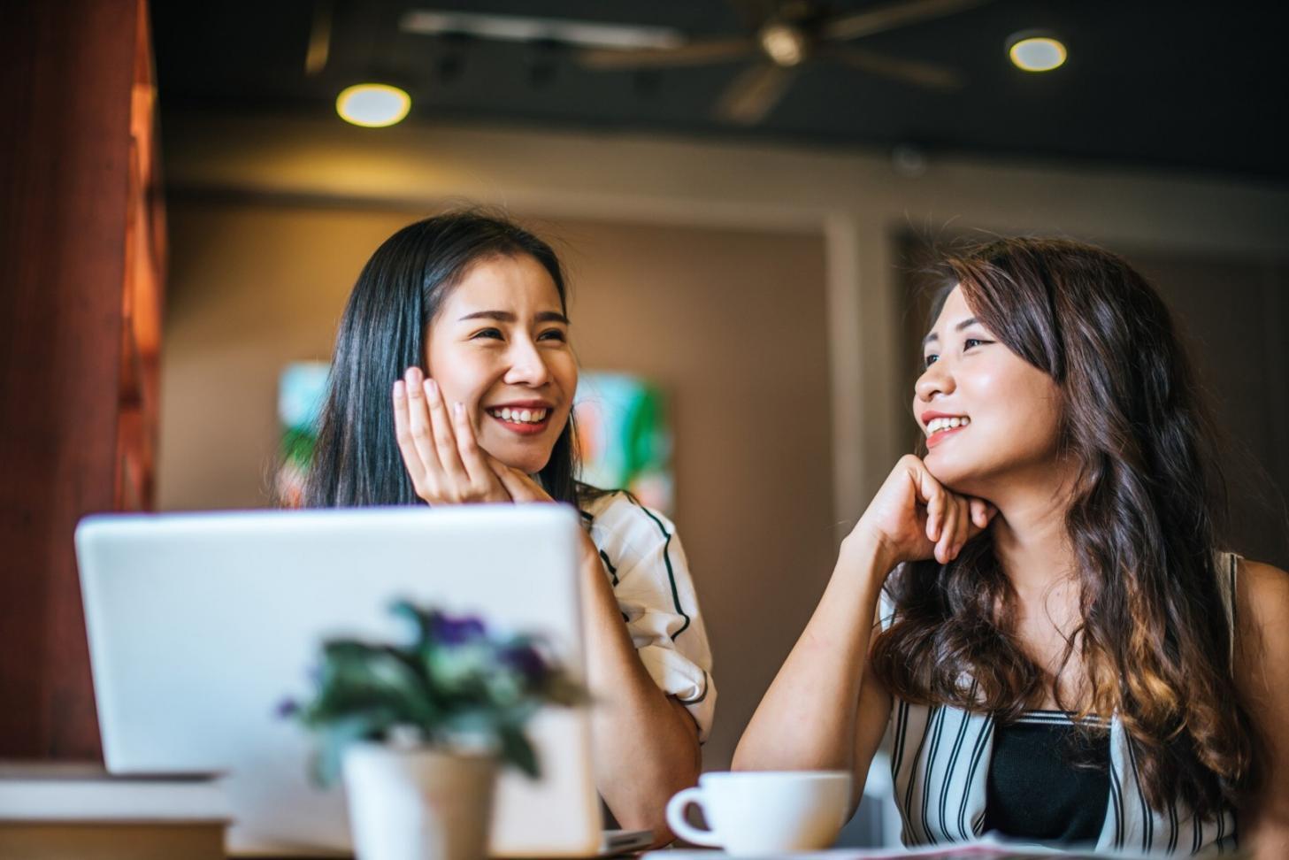 Teilnehmer beim erfolgreichen Abschluss eines SEO-Seminars mit positiven Ergebnissen